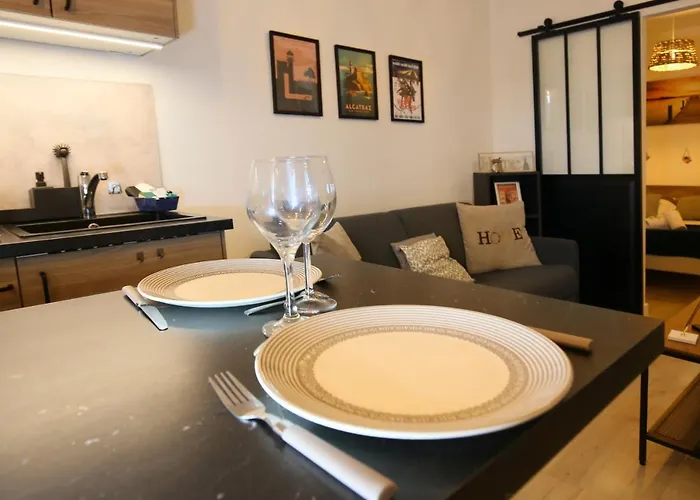 Expat Renting - L'evasion - Saint Michel - Metro דירה *